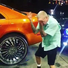 Velho dançando muito louco!