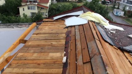 Yattıkları Odanın Çatısı Uçtu, Elbiseler Elektrik Direklerinde Asılı Kaldı