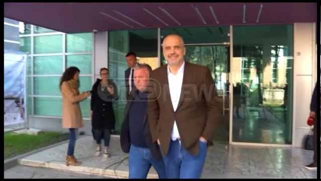 Ora News – Rama në Grupin PS: Edhe ministra të tjerë në plan të largoheshin