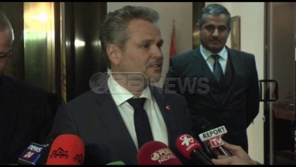 Ora News – Ambasadori austriak flet për drekën me Bashën