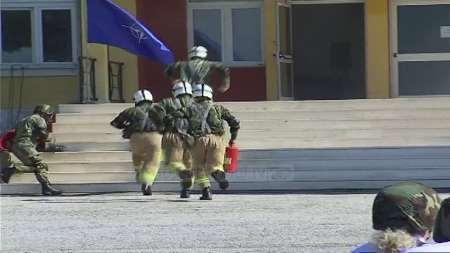 Ushtria, gati. Ditët e hapura në batalionin e Vaut të Dejës - Top Channel Albania - News - Lajme