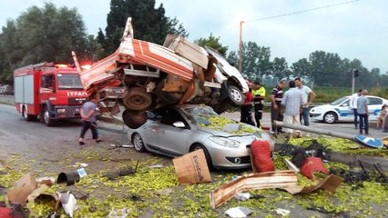 Tankerin Çarptığı Kamyonet Otomobilin Üstüne Uçtu: 1 Ölü