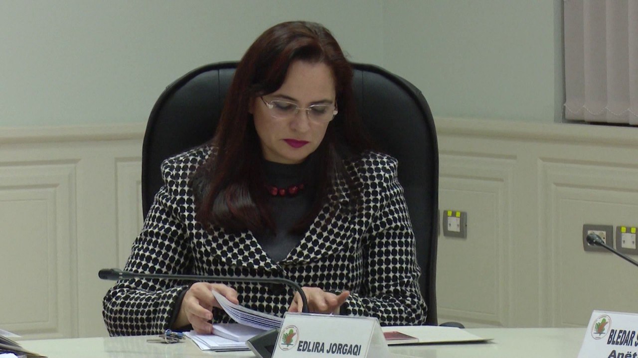 TERMET PEÇI POHON SE AKUZAT NDAJ TIJ JANE POLITIKE, KQZ, ENDE ASNJE VENDIM PER ZEVENDESIMIN E PRENGE