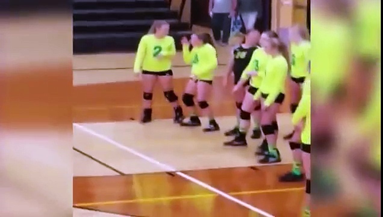 Une volleyeuse se tape la honte 2 fois en quelques secondes