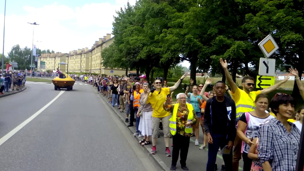 Le passage de la caravane du Tour de France vécu de l'intérieur