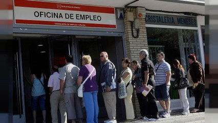 El paro baja casi en cien mil personas en España