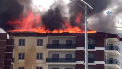 Kırıkkale'de 12 Katlı Apartmanın Çatısı Alevlere Teslim Oldu