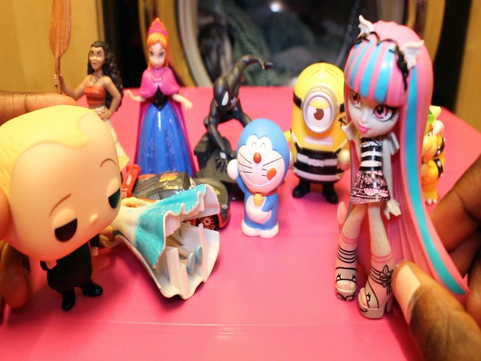 ELSA FREEZES EVERYONE IN ARENDELLE ANNA MOANA SPIDERMAN BOWSER MCQUEEN MINNIE MOUSE MICKEY ROCHELLE MONSTER HIGH BOSS BA