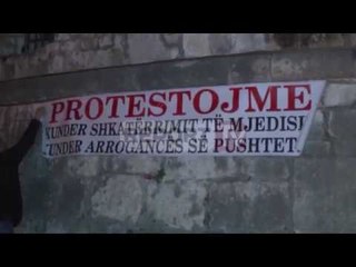 Report TV - 'Veliera' në Durrës, sherri mes protestuesve ndërpreu tubimin