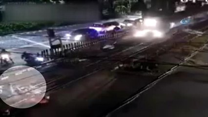 Endonezya'da Tren Anne ve Çocuğuna Çarptı