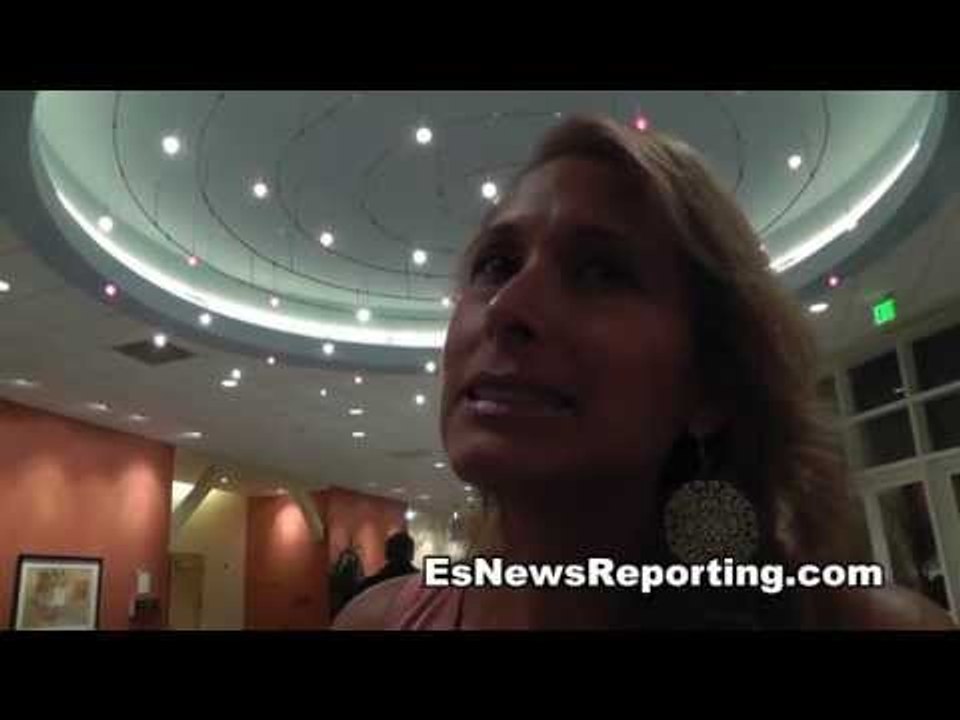 girl gets in guys face arguing mayweather vs canelo - EsNews Boxing