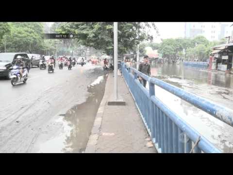 Banjir menggenangi terminal Grogol akibatkan tak beroperasinya sejumlah bus - NET12