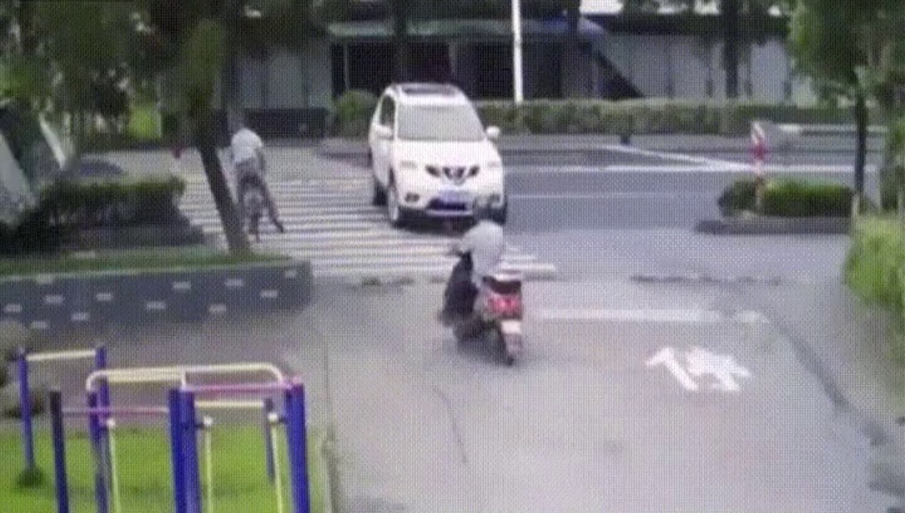 Ce cycliste est l'homme le plus chanceux du monde... Accident de DINGUE