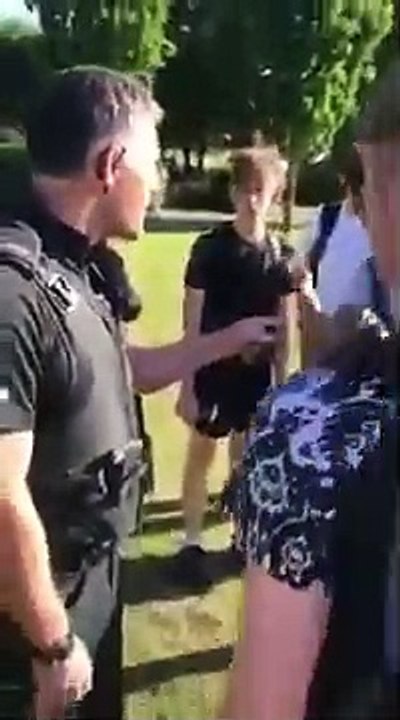 Des flics un peu violents qui maitrisent des ados...