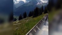 Petit tour de toboggan sur une piste de bobsleigh en montagne