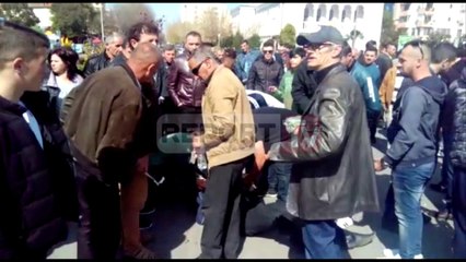 Report TV - Shkodër, Hummer-i përplas të moshuarin, largohet me shpejtësi