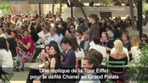 La Tour Eiffel entre dans le Grand Palais pour le défilé Chanel