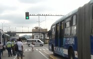 Un peatón irrespeto las señales de tránsito y murió atropellado por el bus de la Metrovia