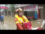 Hunan Firefighters Help Evacuate Children and Elderly Trapped by Floods