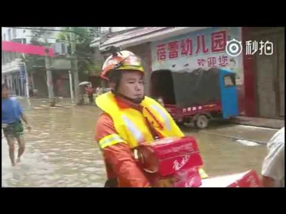 Hunan Firefighters Help Evacuate Children and Elderly Trapped by Floods