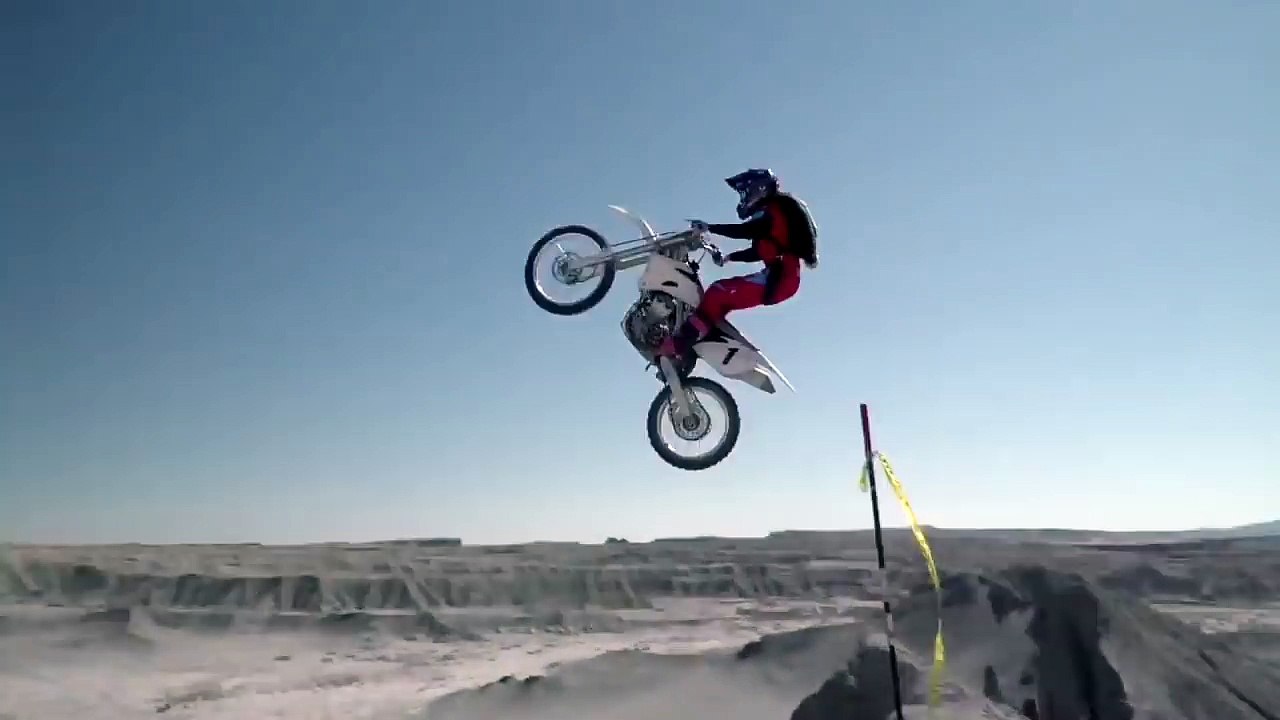 Il fait du base jump avec sa motocross