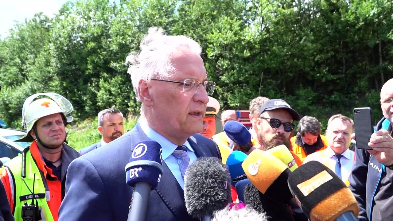 Busunfall löst Debatte um Gaffer und Rettungsgassen aus