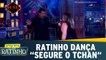 Ratinho dança com participante ao som de "Segure o Tchan"