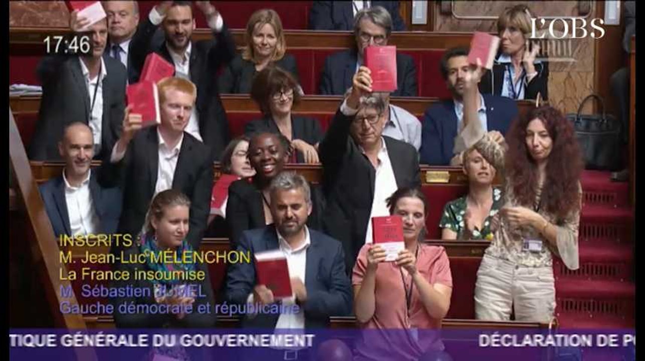 Les députés de la France insoumise brandissent le code du travail