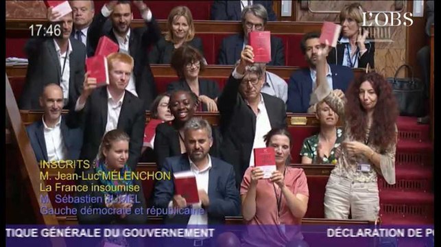 Les députés de la France insoumise brandissent le code du travail