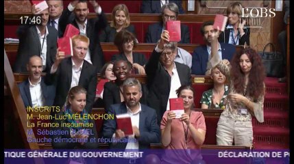 Les députés de la France insoumise brandissent le code du travail