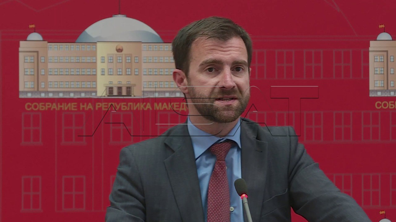 Претседателот на Комисијата за прашања на избор...
