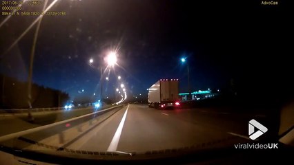 Un élan débarque sur l'autoroute de nulle part de nuit !! DANGER !