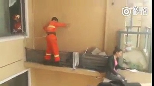 Ce pompier empêche cette femme de se jeter dans le vide !