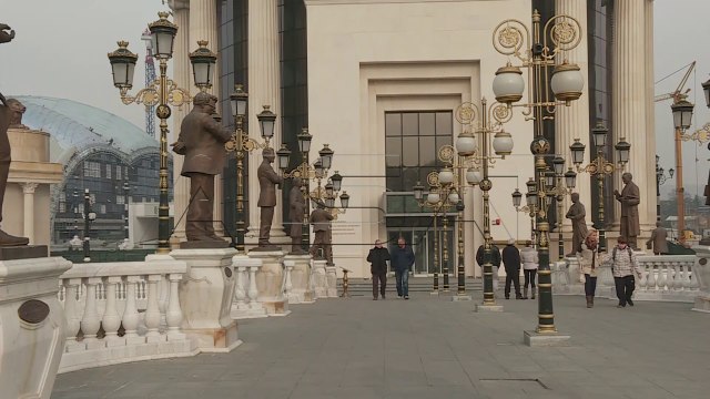 Поранешен министер, директори во НЛБ, нотар и адвокат осомничени за „перење пари“