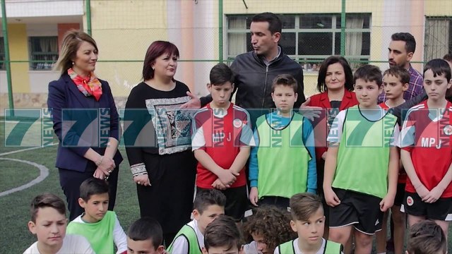VELIAJ INAUGURON EDHE DY FUSHA TE REJA SPORTIVE PER FEMIJET - News, Lajme - Kanali 8