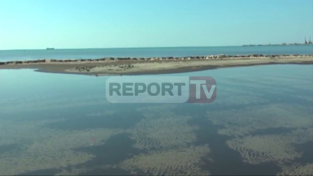 Report TV - Durrës, bizneset private hedhin blloqe betoni në zonën e plazhit