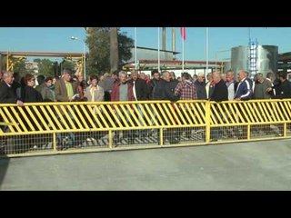 Report TV - Fier, punëtorët sërish protestë:Po mbyllet rafineria, s'ikim në Ballsh