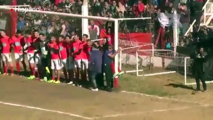 Futbolista argentino demuestra sus habilidades al anotar un gol contra 20 porteros