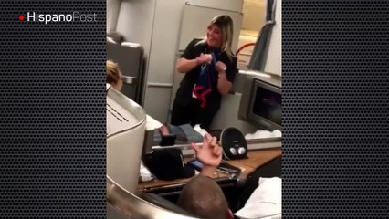 Azafata le rinde un simpático homenaje a la estrella colombiana Shakira