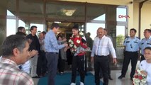 Antalya Dünya Şampiyonu Tekvandocu Çiçeklerle Karşılandı