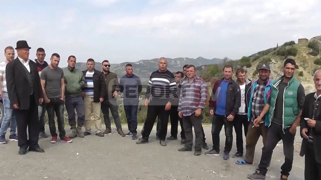 Report TV - Tepelenë, banorët e Zhapokikës: S'votojmë nëse s’shtrohet rruga