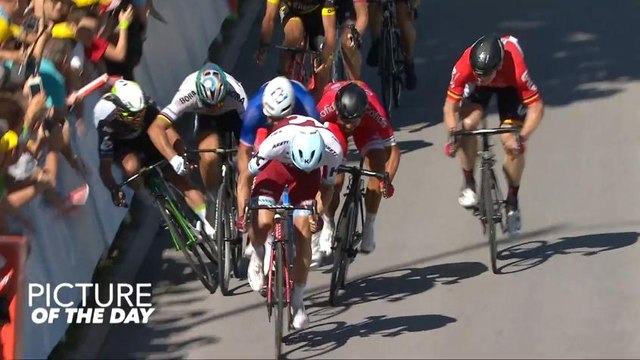 Ciclista empurra adversário na reta final, causa acidente e é expulso da Volta da França; assista!