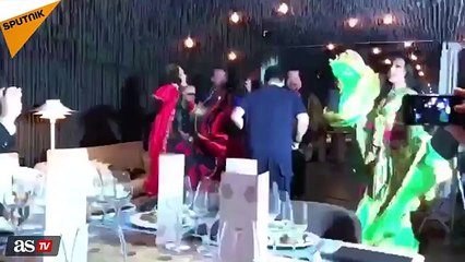 Vídeo - Maradona se apunta a todo- ¡ojo a su cara tras el bailecito con estas mujeres! -