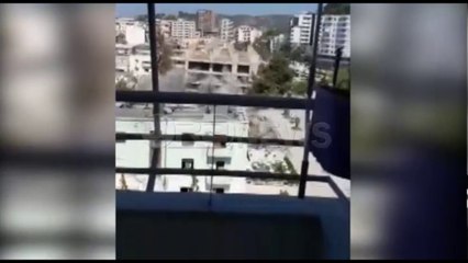 Ora News - Pamje nga afër i shpërthimit me tritol te karabinase 5 katëshe ne Vlorë