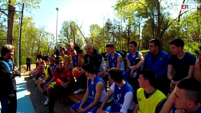 BASKETBOLL DHE POLITIKE TEK LIQENI ARTIFICIAL, KRYEMINISTRI RAMA BISEDON ME TE RINJTE PER ARSIMIN LA