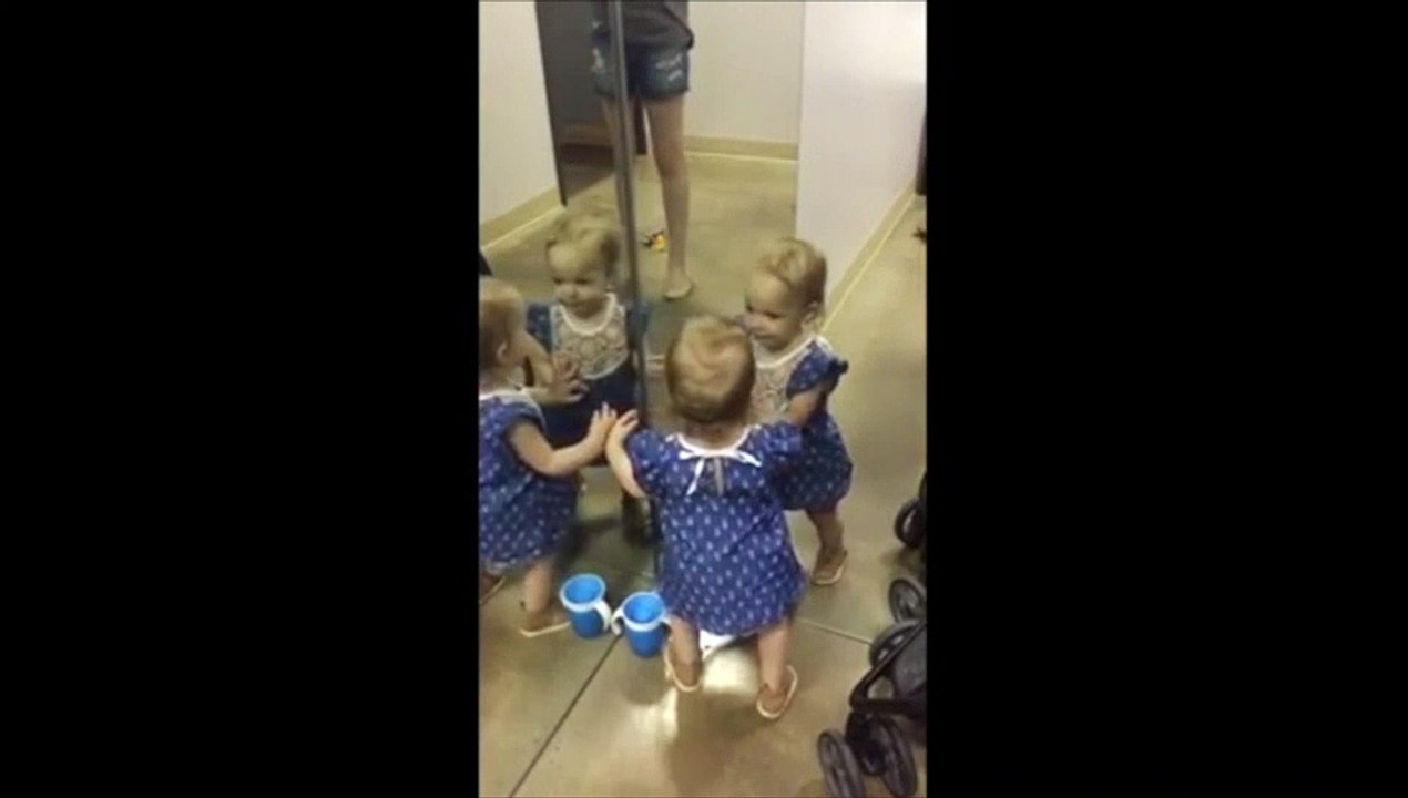 Drôle : cette petite fille découvre son reflet dans le miroir