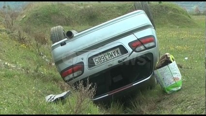 Ora News - Aksidentohet familja nga Vlora, mjeti me katër persona del nga rruga