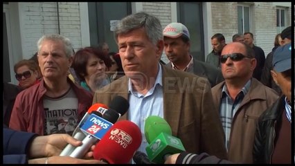 Ora News -  Naftëtarëve të Fierit u bashkohen në protestë dhe filialet në rrethe