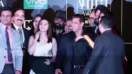 [MP4 720p] Salman Khan & Katrina FUNNIEST Moment While Taking Selfie