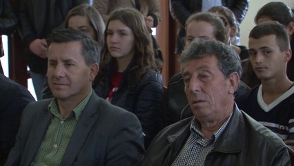 Gjimnazistët e Gjakovës ekspozuan 130 punimet figurative dhe aplkative në Bajram Curr - Lajme